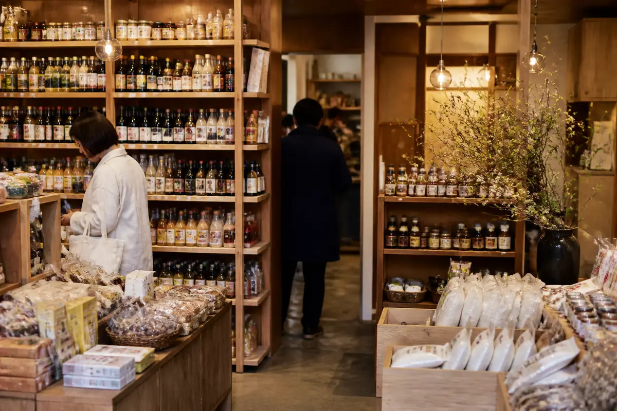 Intérieur de l'épicerie japonaise Kanae dans le 5ème arrondissement avec produits variés exposés