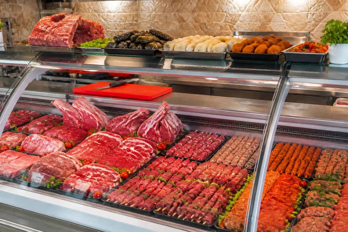 Vitrine de viandes variées chez le traiteur boucher khalifé boucherie