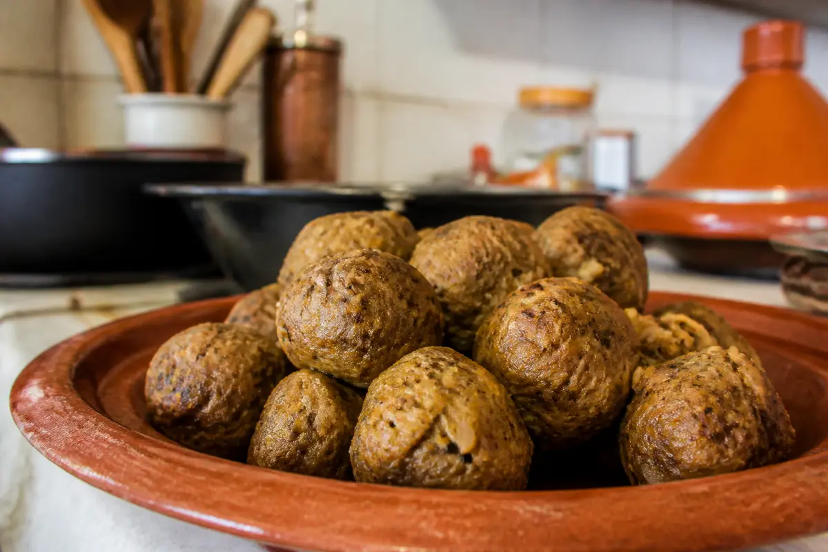 Assiette de boulettes savoureuses, meilleures boulettes pour couscous, en cuisine traditionnelle nord-africaine