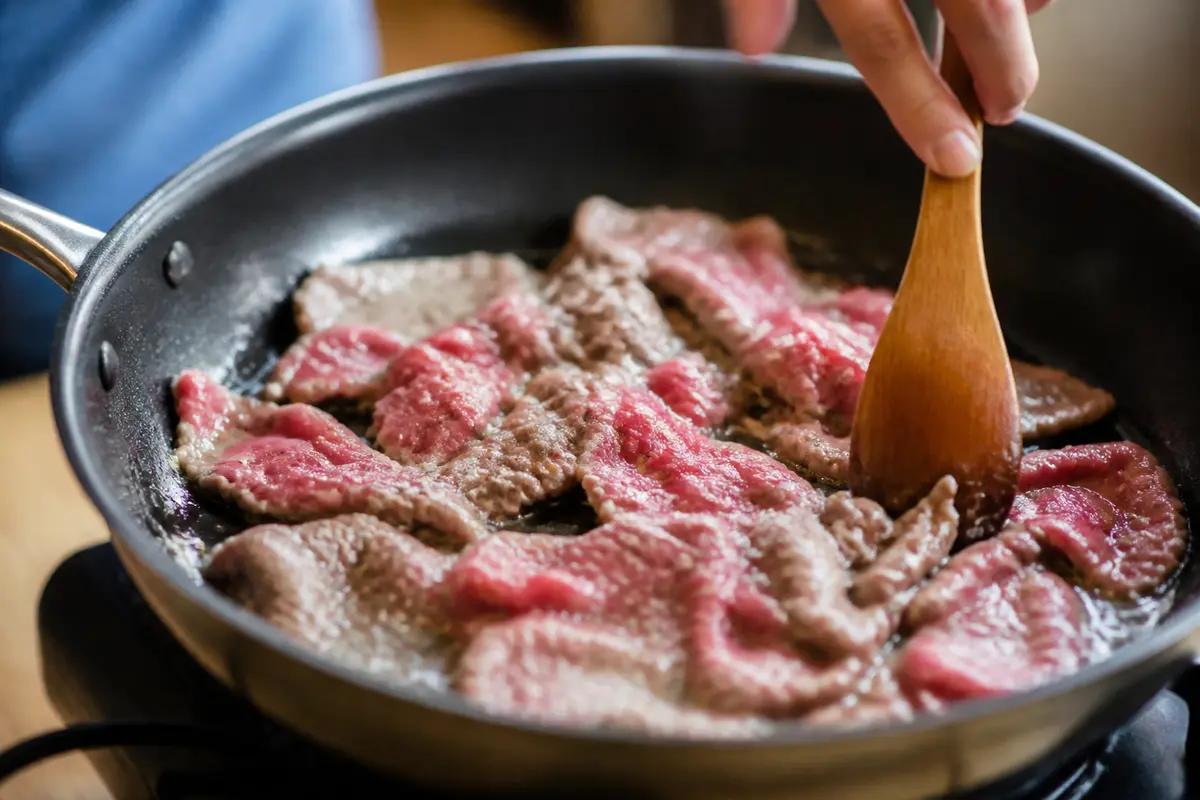 Bœuf à la poêle pour une délicieuse recette de viande à fondue savoureuse et parfaite