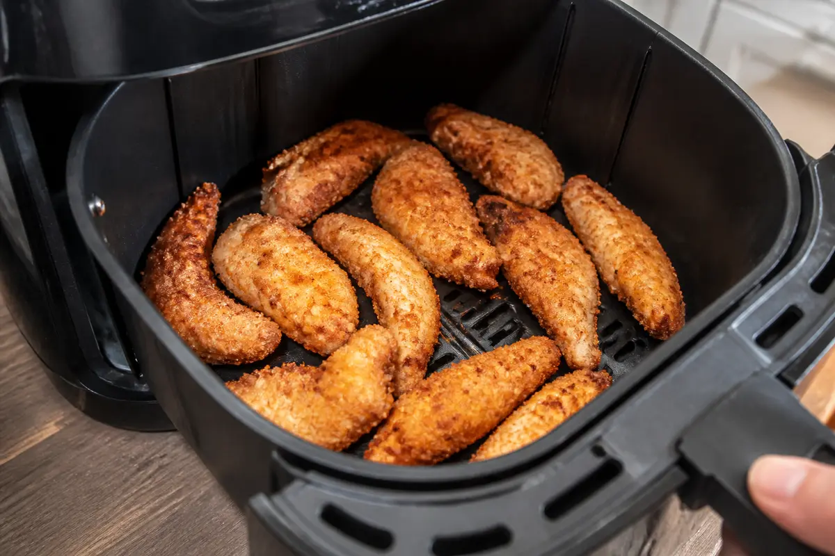 Aiguillettes de poulet dorées dans l'airfryer, temps de cuisson parfaitement maîtrisé