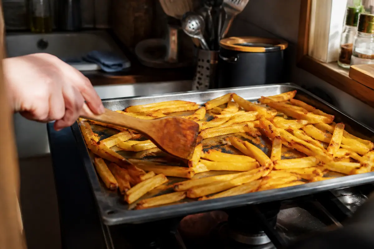 Préparation et temps de cuisson des frites au four dorées sur une plaque chauffante