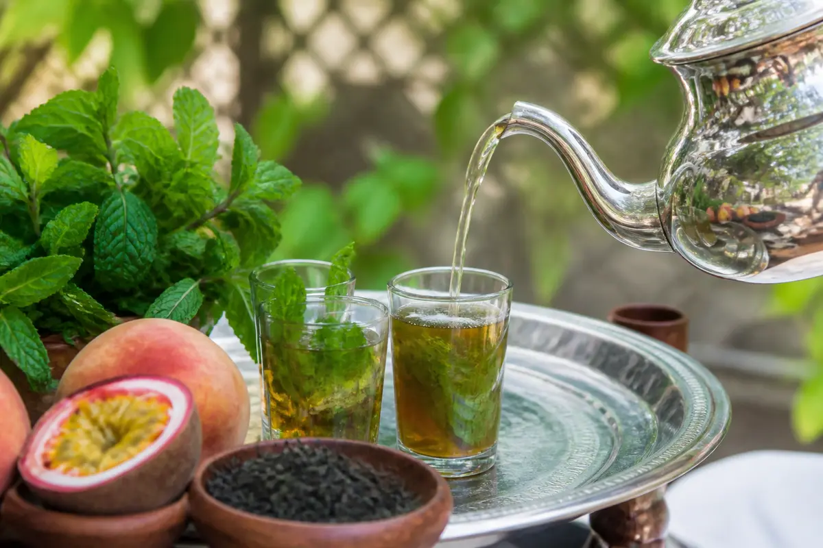 Thé à la menthe versé en verre sur plateau, typique de l'Oriental.